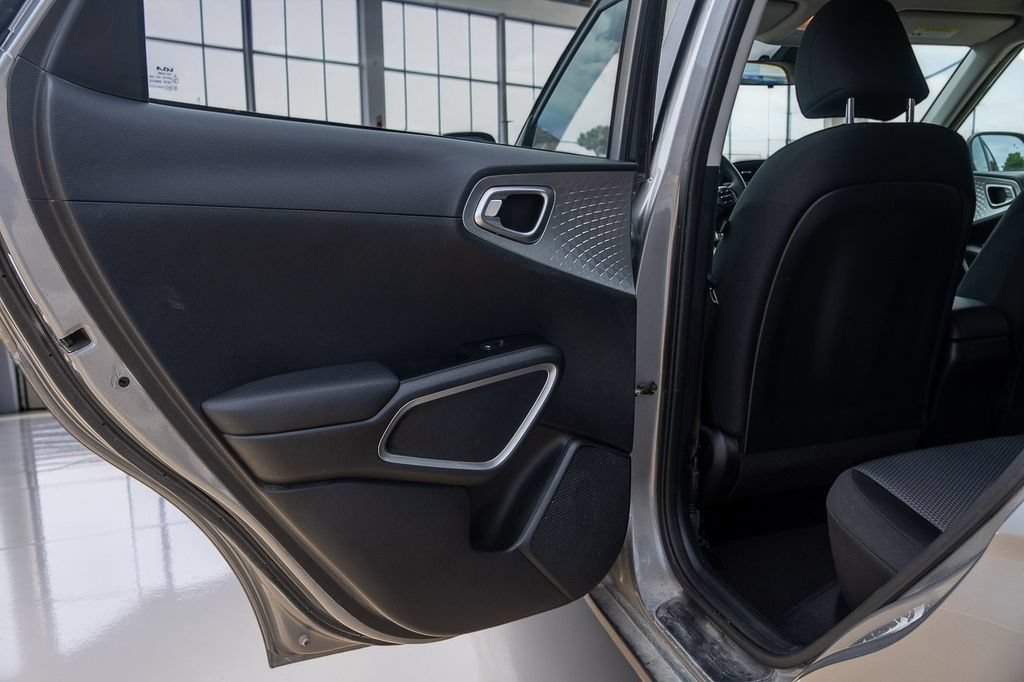 Used 2023 Kia Soul LX w/ LX Technology Package FWD image 19