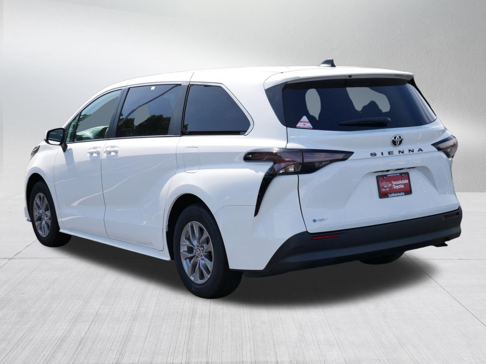 Certified 2026 Toyota Sienna LE FWD image 5