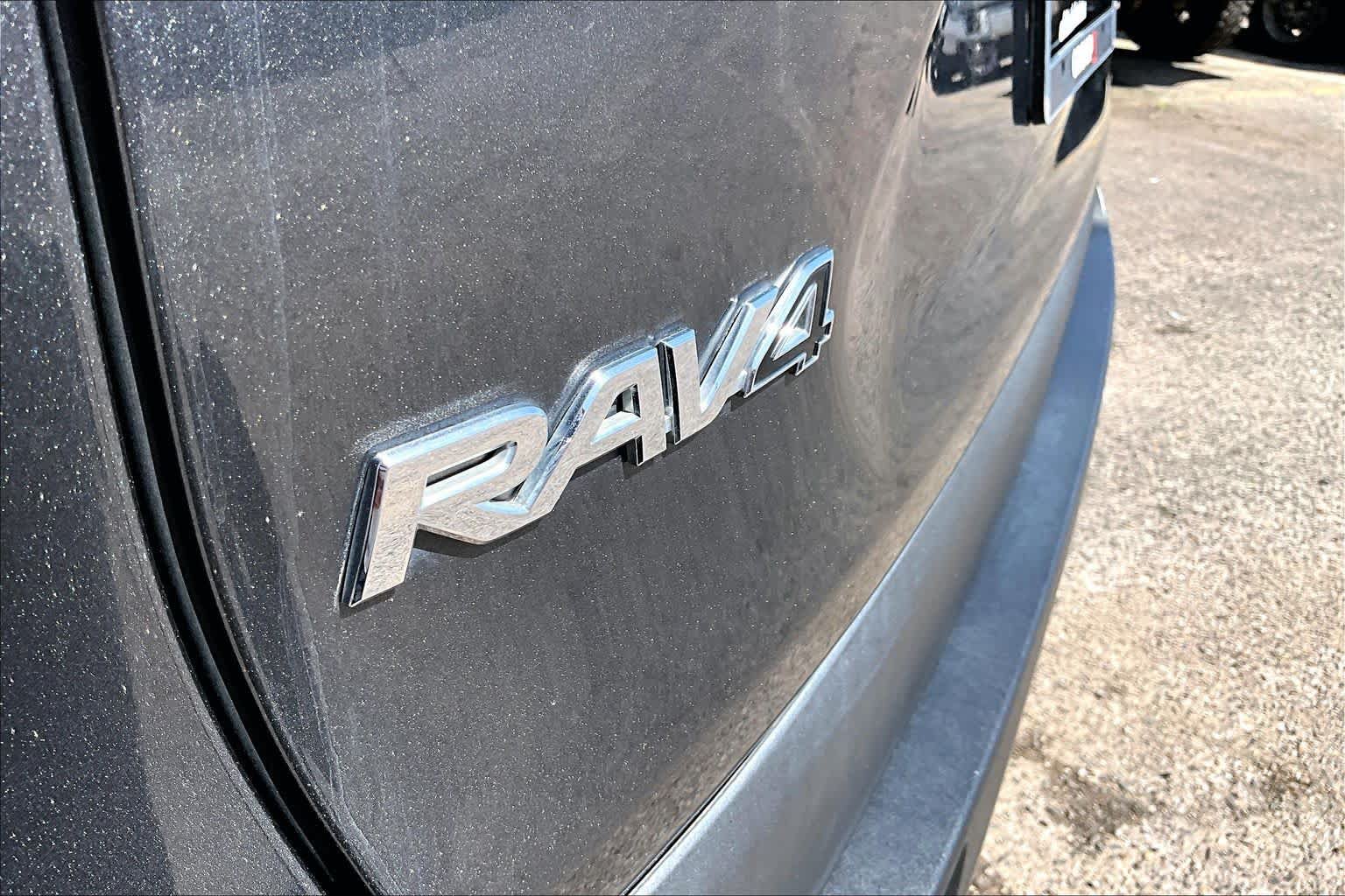 Used 2019 Toyota RAV4 XLE Premium FWD image 12