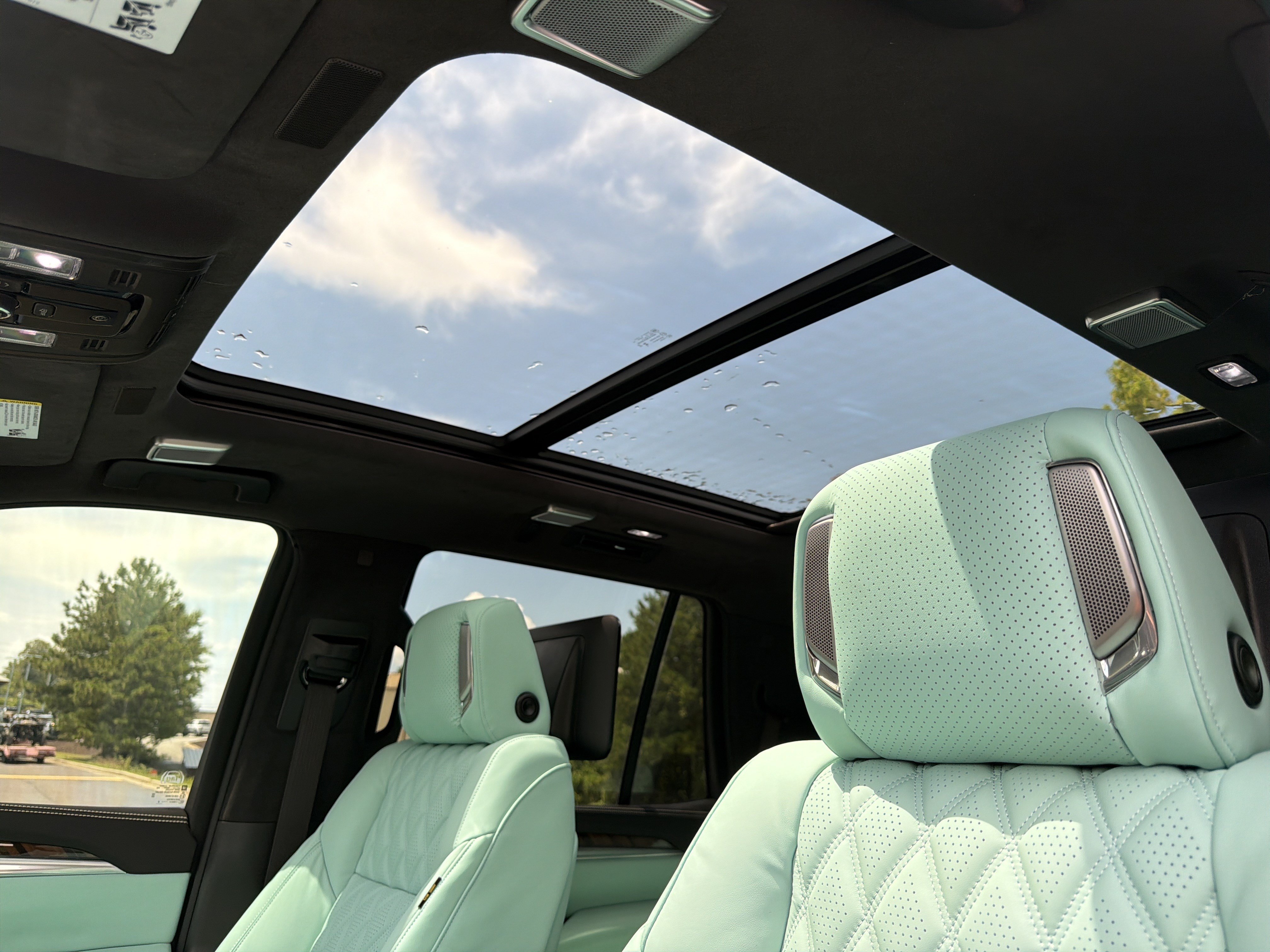 Used 2026 Cadillac Escalade Platinum Sport w/ LPO, Floor Liner Package AWD/4WD image 9
