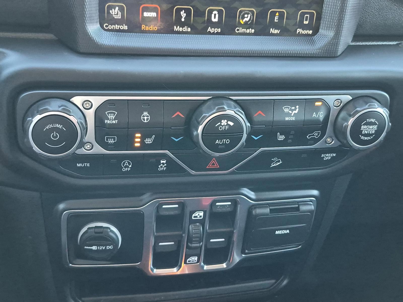 Used 2019 Jeep Wrangler Unlimited Sahara w/ Uconnect 4C Nav & Sound Group AWD/4WD image 28
