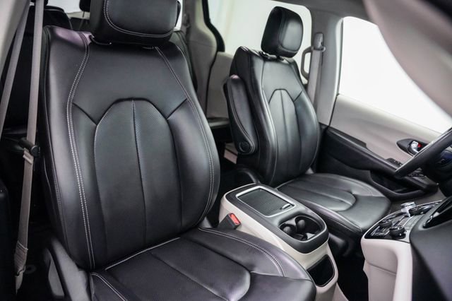Used 2023 Chrysler Pacifica Touring-L FWD image 21