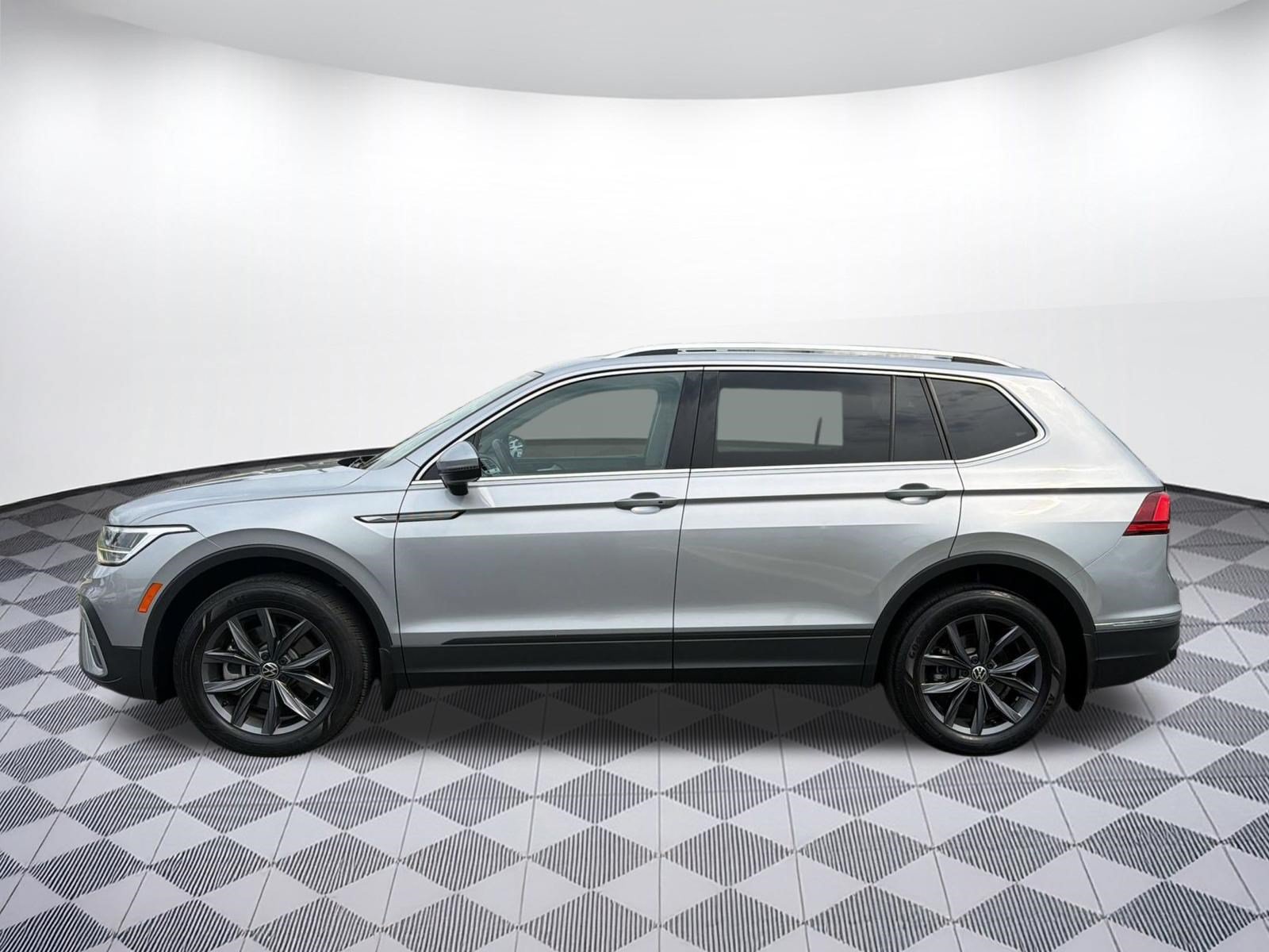 Used 2022 Volkswagen Tiguan SE w/ Panoramic Sunroof Package AWD/4WD image 2