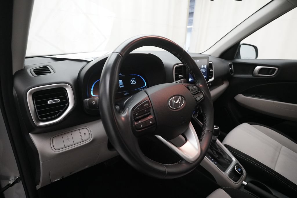 Used 2025 Hyundai Venue SEL FWD image 8