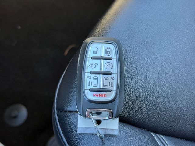 Used 2024 Chrysler Pacifica Touring-L FWD image 10
