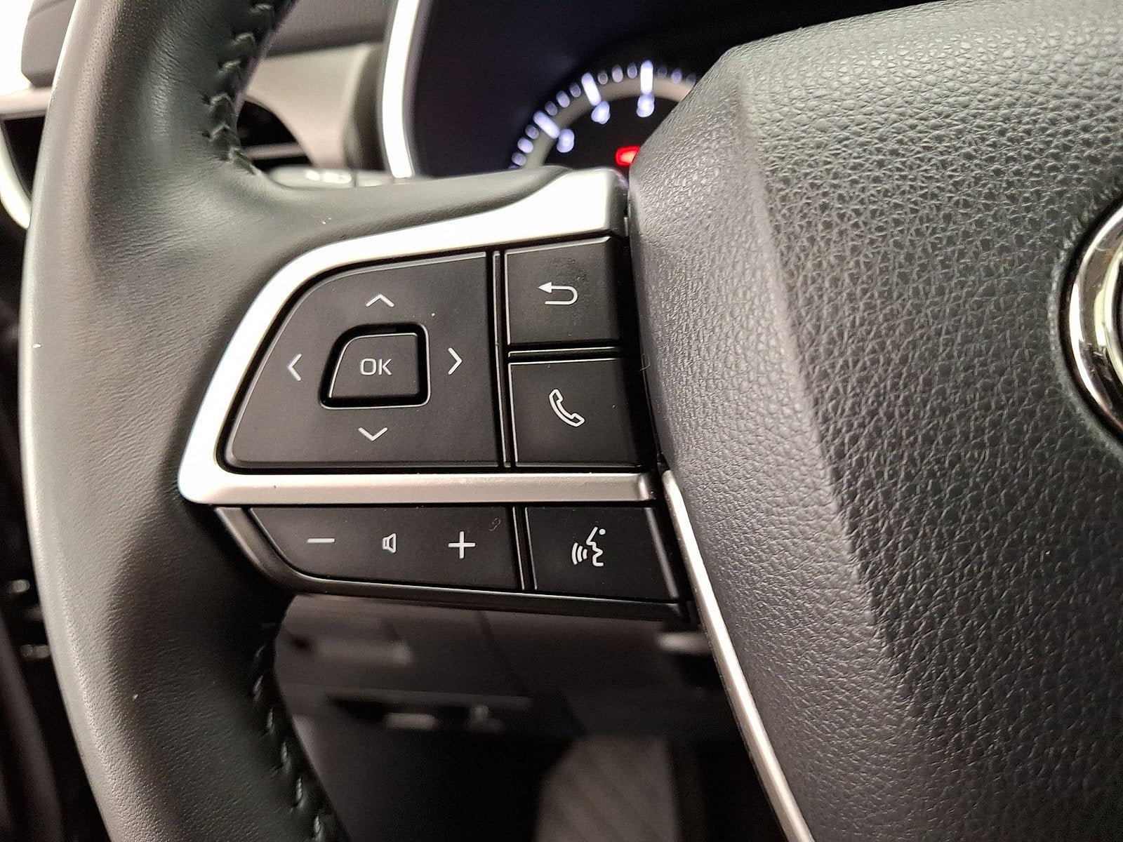 Used 2023 Toyota Highlander XLE AWD/4WD image 9