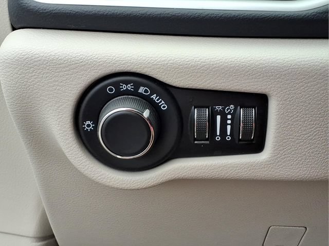 Used 2023 Chrysler Voyager LX FWD image 15