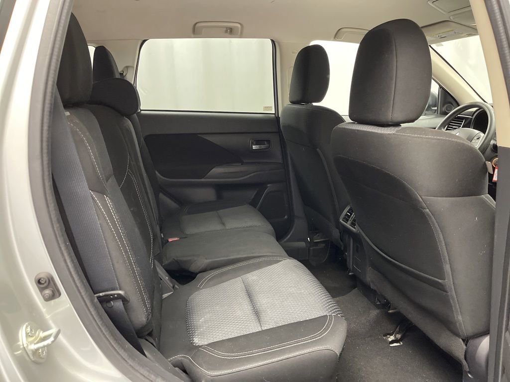 Used 2020 Mitsubishi Outlander ES image 28