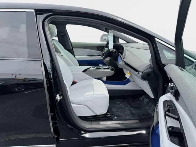 Certified 2025 Cadillac Optiq Luxury 1 AWD/4WD image 14