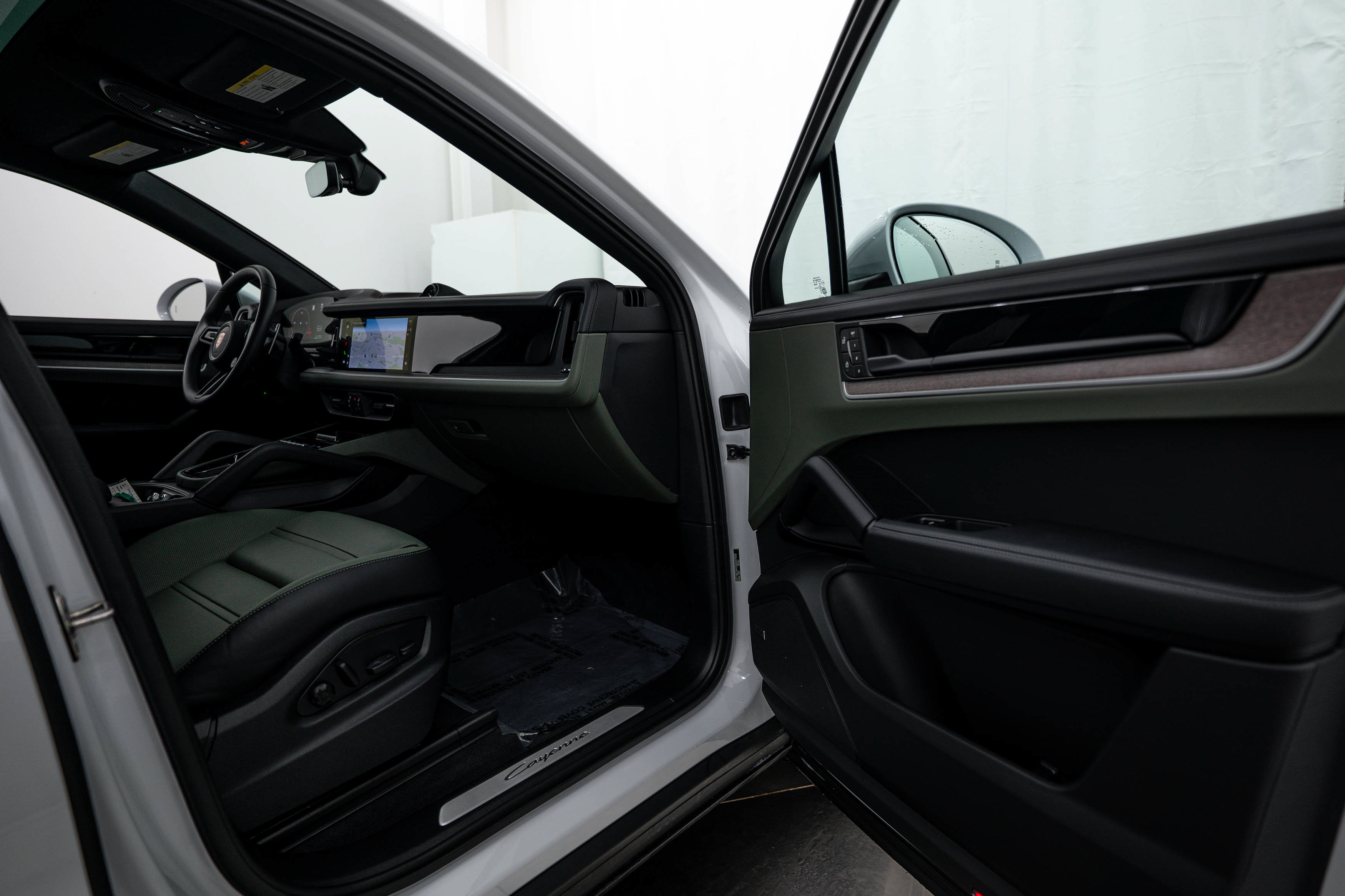 Certified 2025 Porsche Cayenne E-Hybrid Coupe AWD/4WD image 18
