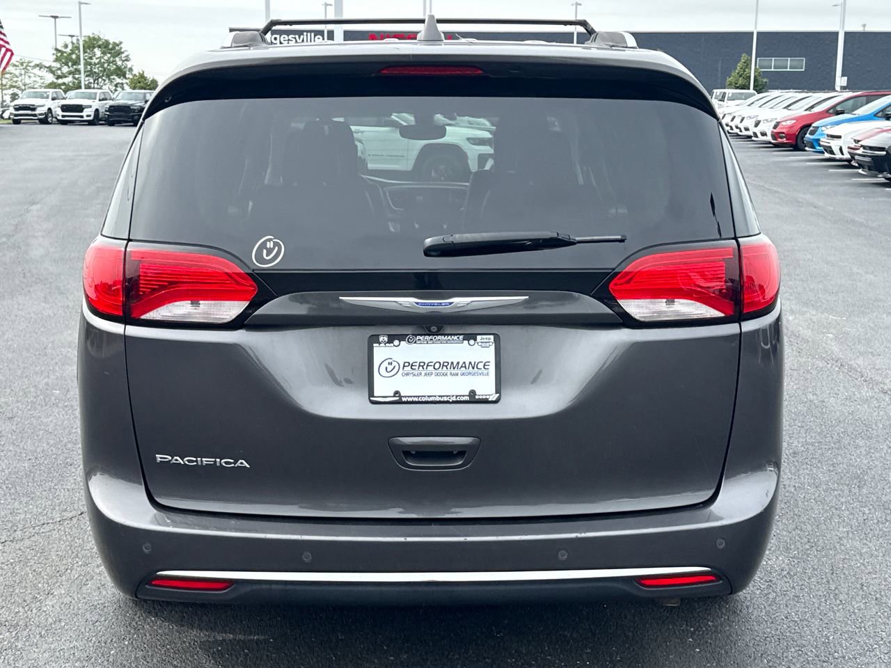 Used 2018 Chrysler Pacifica Touring-L Plus FWD image 4