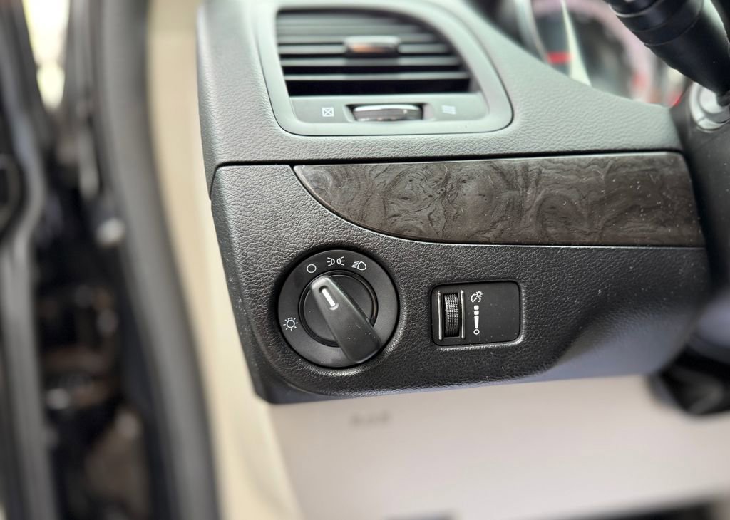 Used 2019 Dodge Grand Caravan SE w/ UConnect Hands-Free Group image 19