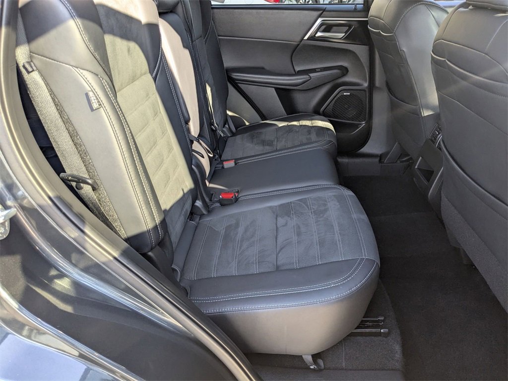 Used 2025 Mitsubishi Outlander SE image 30