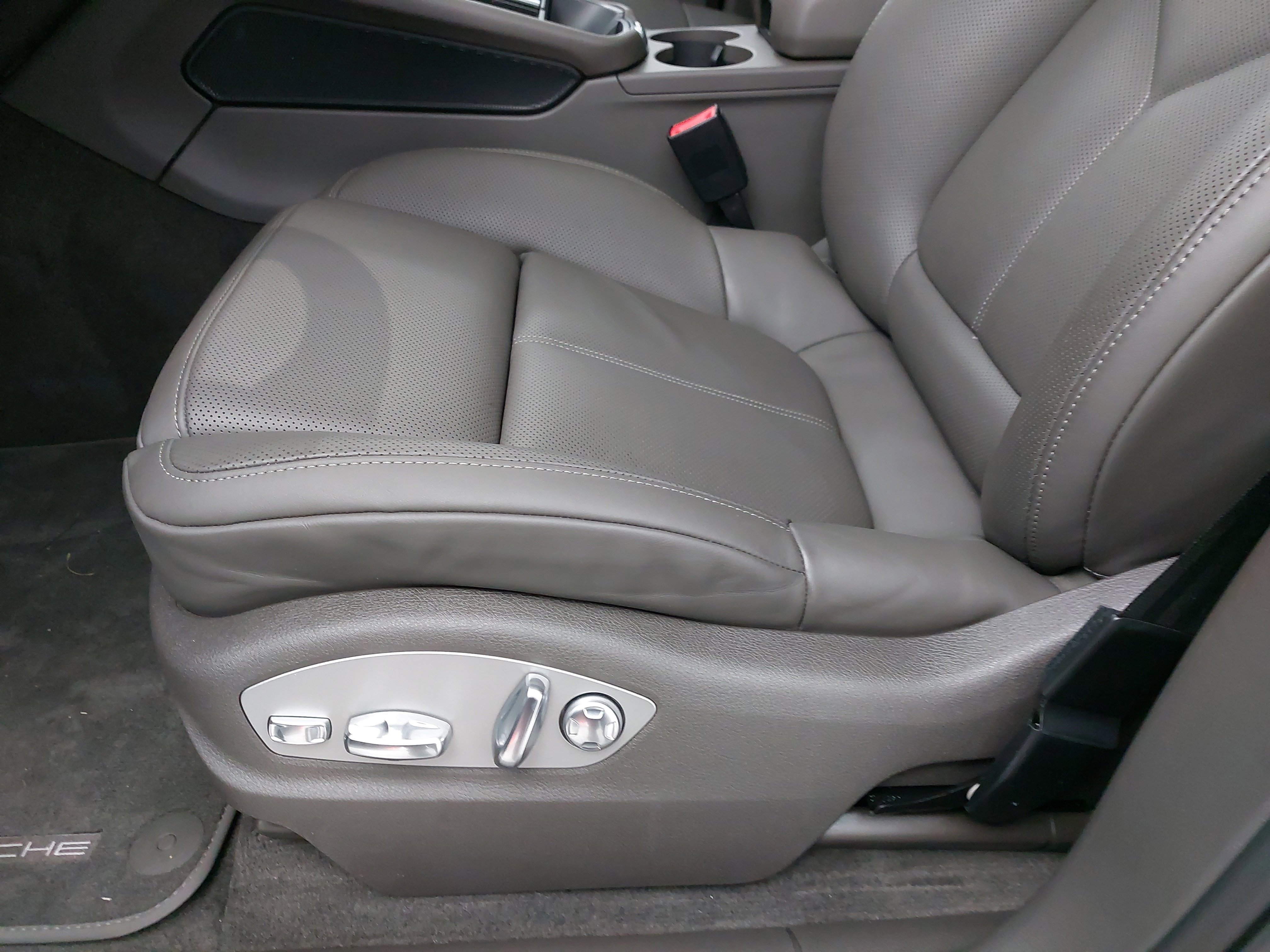 Used 2025 Porsche Macan image 30