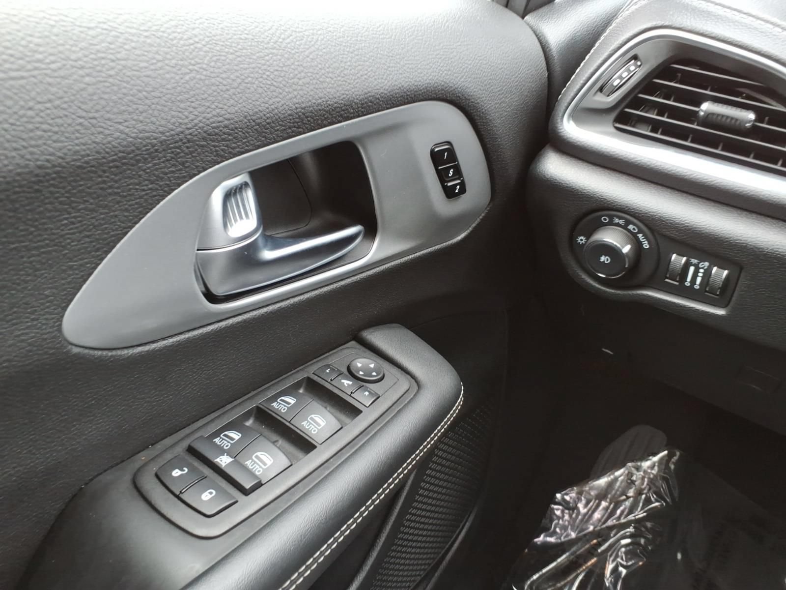 Used 2025 Chrysler Pacifica Limited FWD image 24