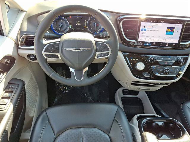 Certified 2023 Chrysler Pacifica Touring-L FWD image 12