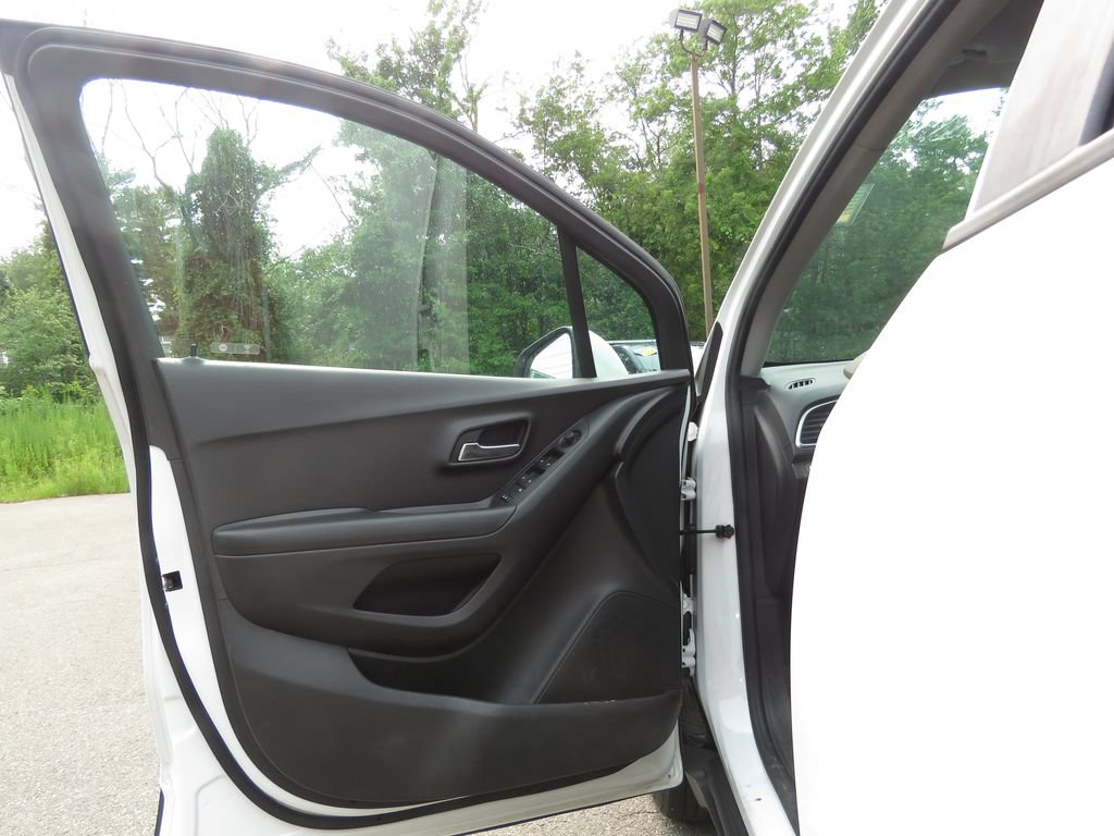 Used 2022 Chevrolet Trax LS w/ Tint and Cruise Package AWD/4WD image 9