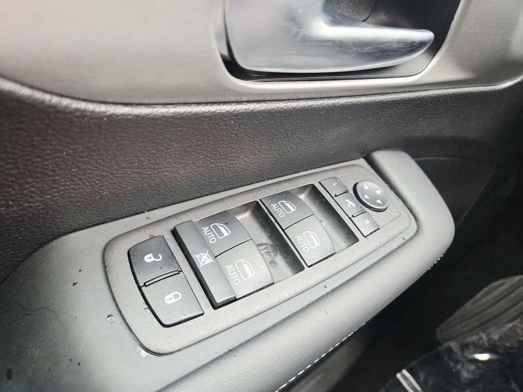 Used 2023 Chrysler Pacifica Limited w/ Uconnect Theater Family Group image 41