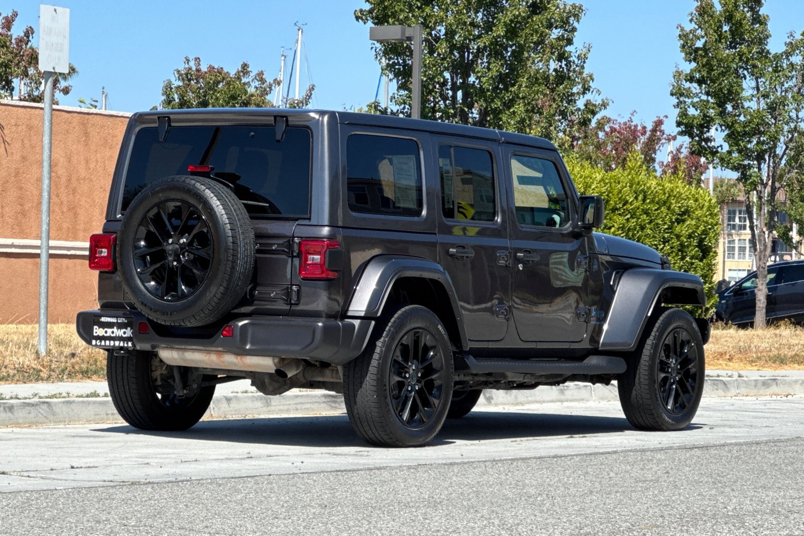 Used 2025 Jeep Wrangler Unlimited Sahara AWD/4WD image 4