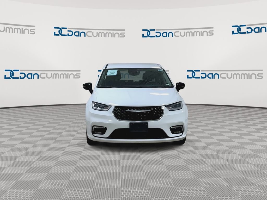 Used 2024 Chrysler Pacifica Touring-L image 3