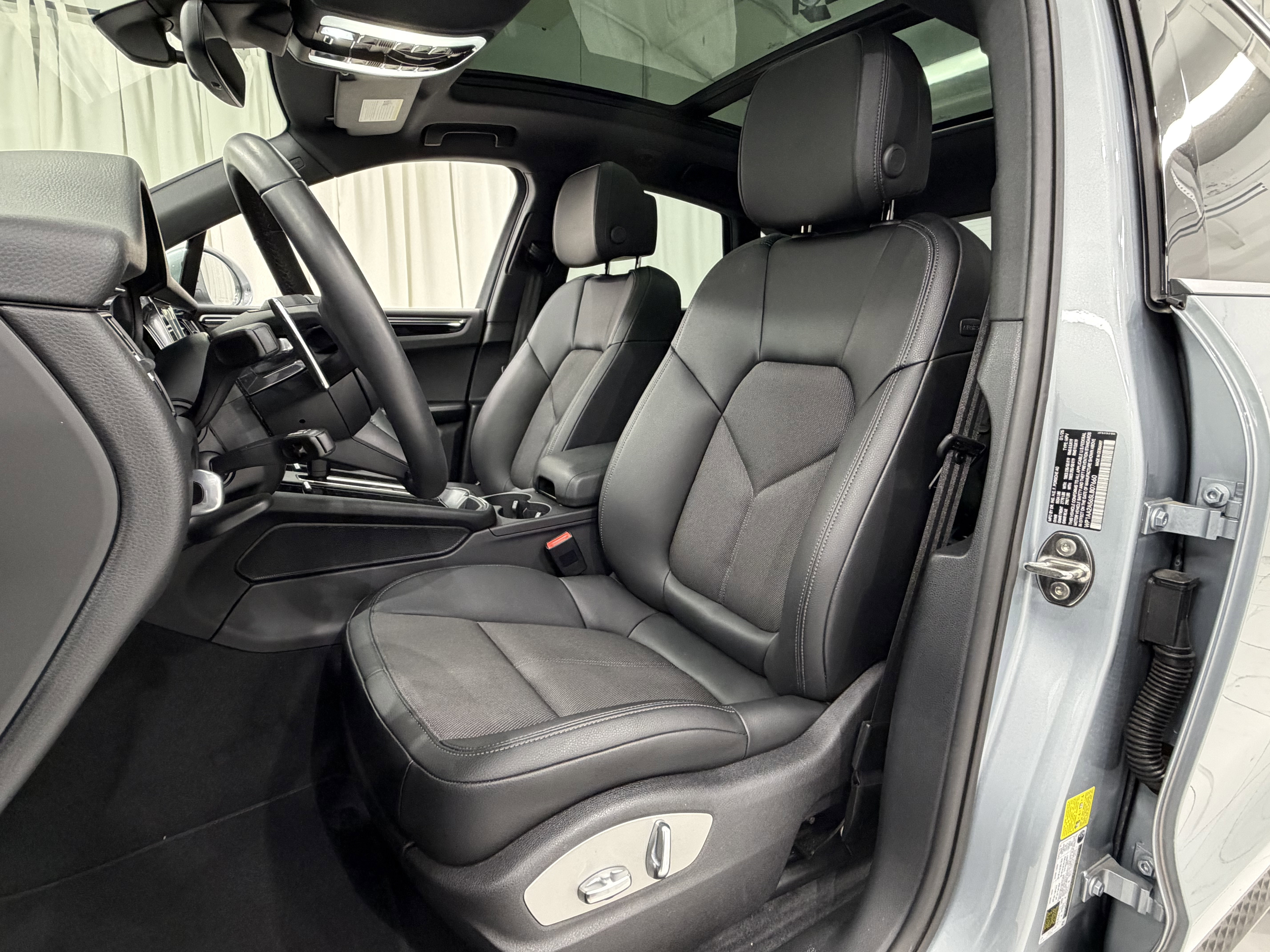 Certified 2025 Porsche Macan image 28