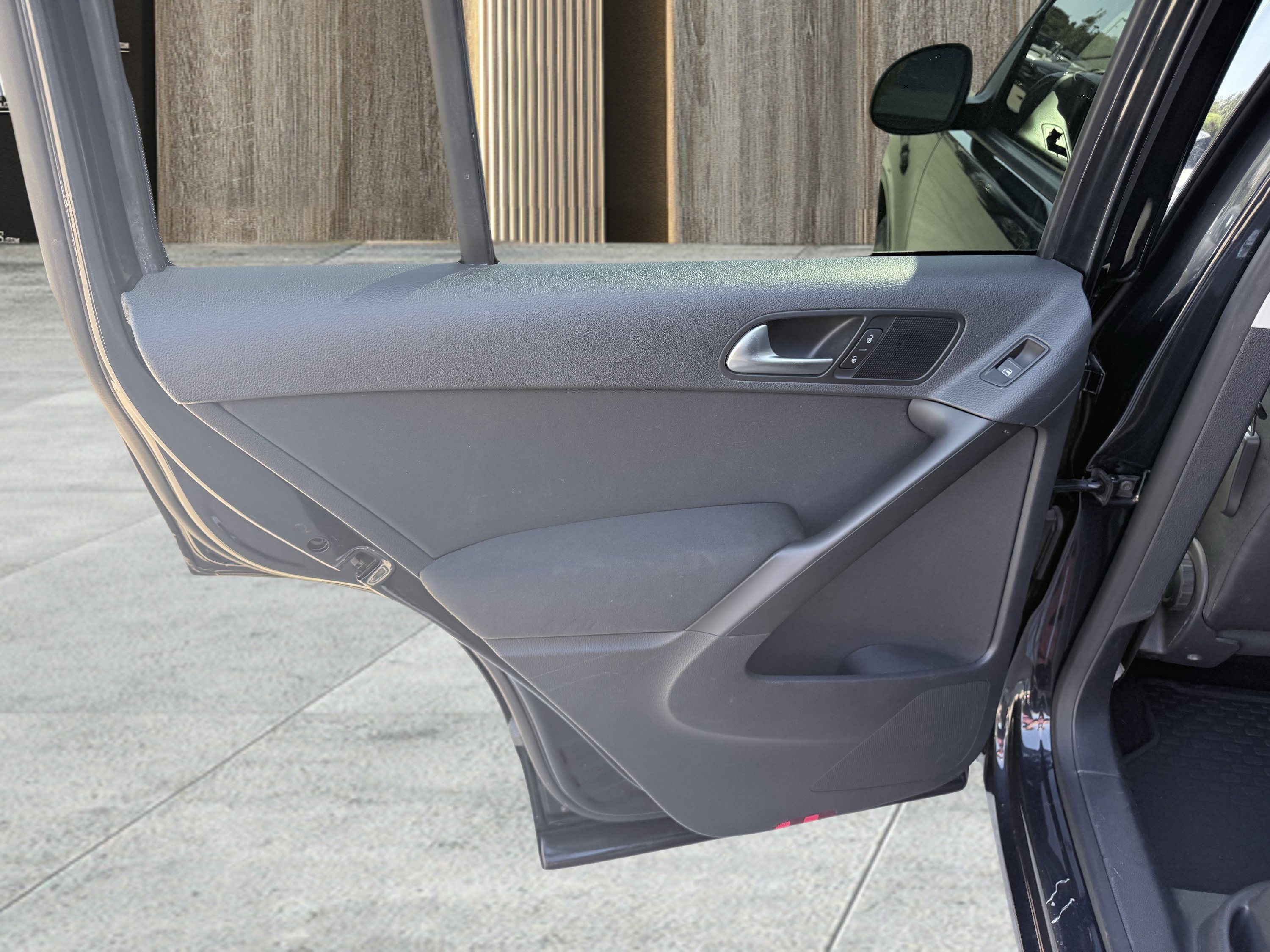 Used 2011 Volkswagen Tiguan S image 26