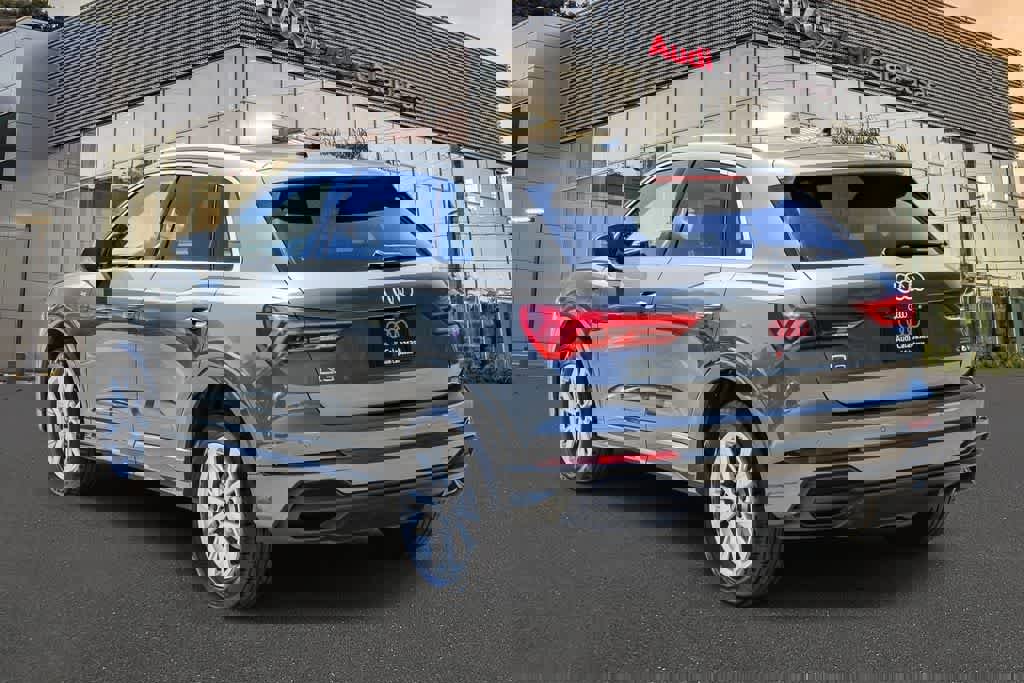 Used 2023 Audi Q3 2.0T Premium w/ Convenience Package image 2