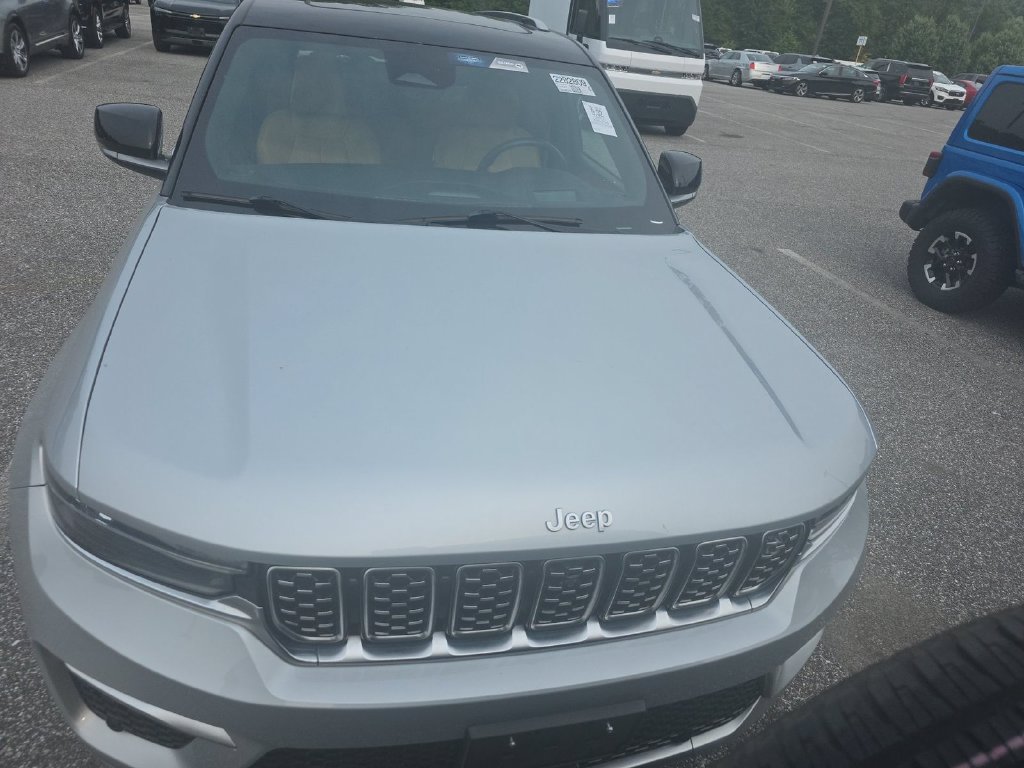 Used 2023 Jeep Grand Cherokee Summit AWD/4WD image 2