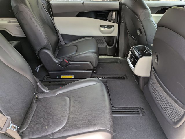 Used 2023 Kia Carnival EX image 21