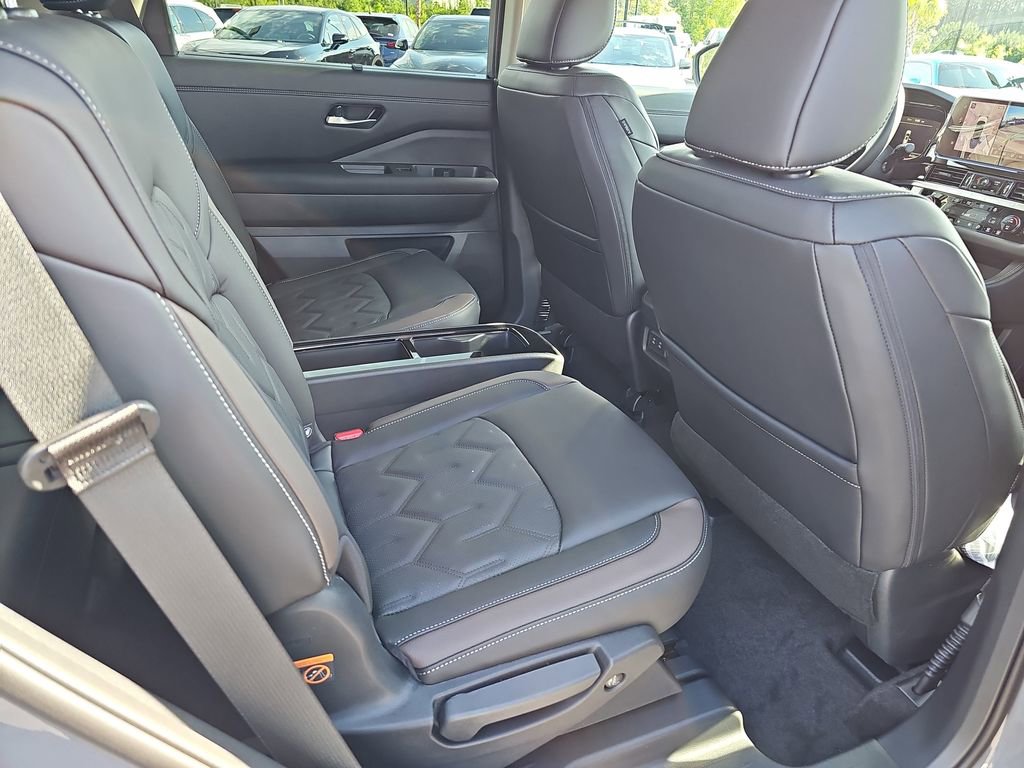 New 2026 Nissan Pathfinder Platinum FWD image 15