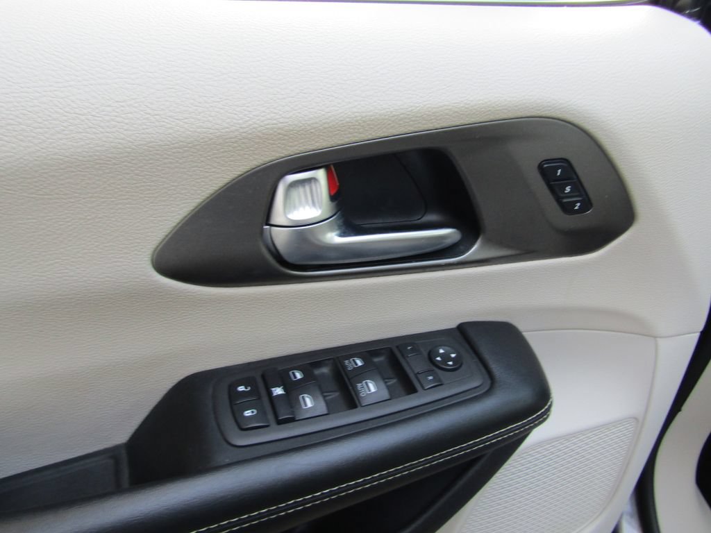 Used 2021 Chrysler Pacifica Touring-L FWD image 24
