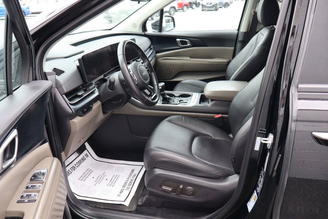 Used 2025 Kia Carnival FWD image 6