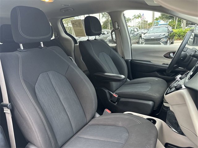Used 2021 Chrysler Voyager L image 28