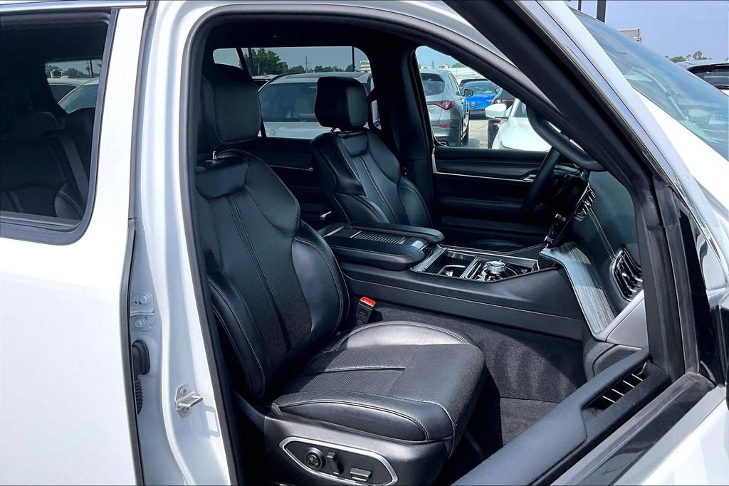 Used 2024 Jeep Wagoneer Series III w/ Flexible Seating Group AWD/4WD image 9