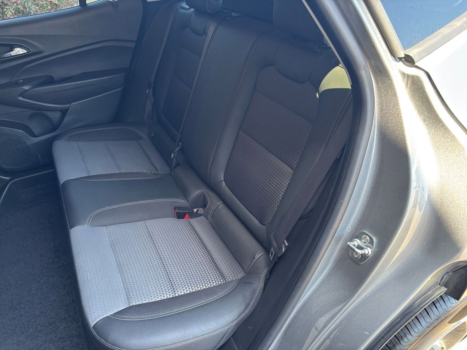 Used 2025 Chevrolet Trax LT FWD image 37