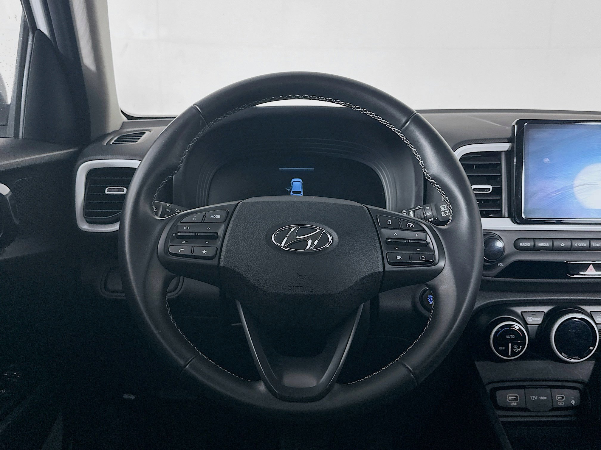 Used 2025 Hyundai Venue Limited image 18