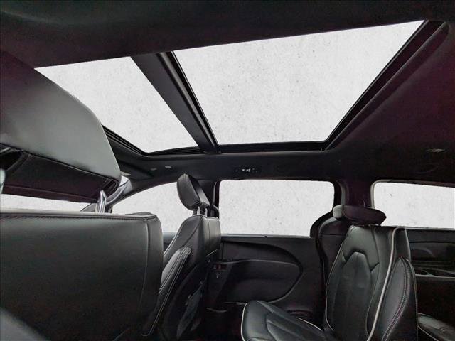 Used 2025 Chrysler Pacifica Limited image 20