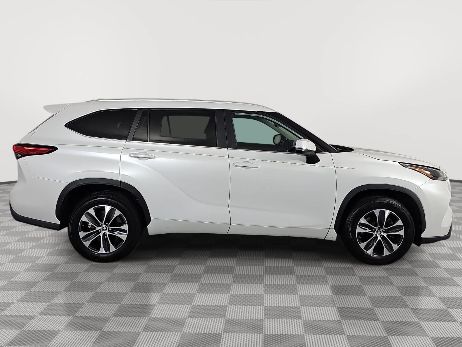 Used 2023 Toyota Highlander XLE FWD image 9