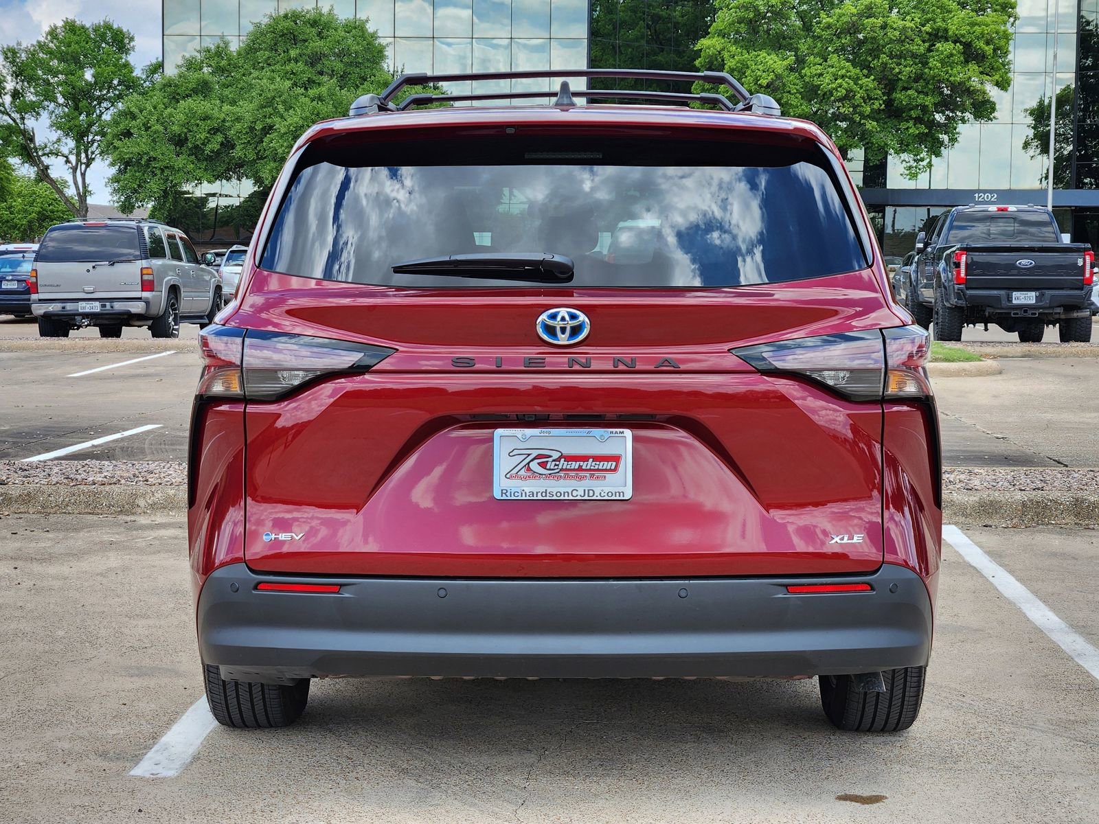 Used 2025 Toyota Sienna XLE image 5