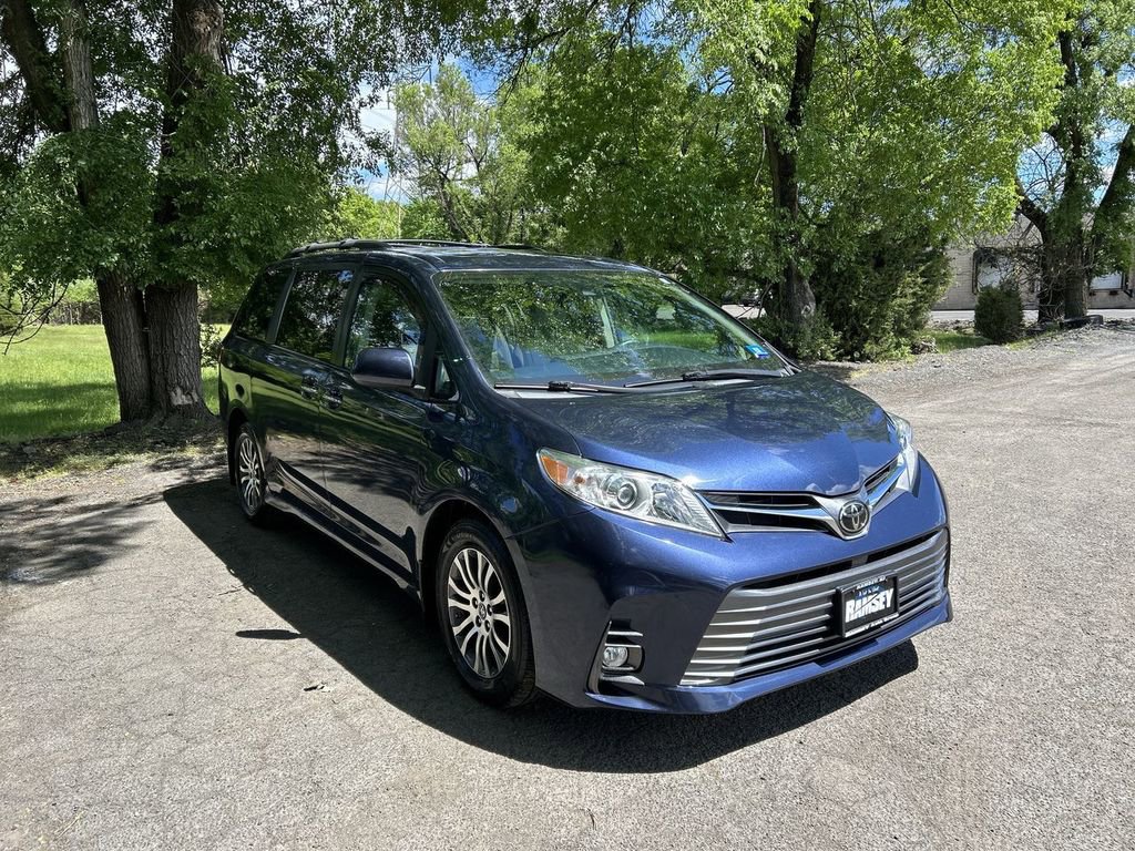 Used 2018 Toyota Sienna XLE FWD image 2