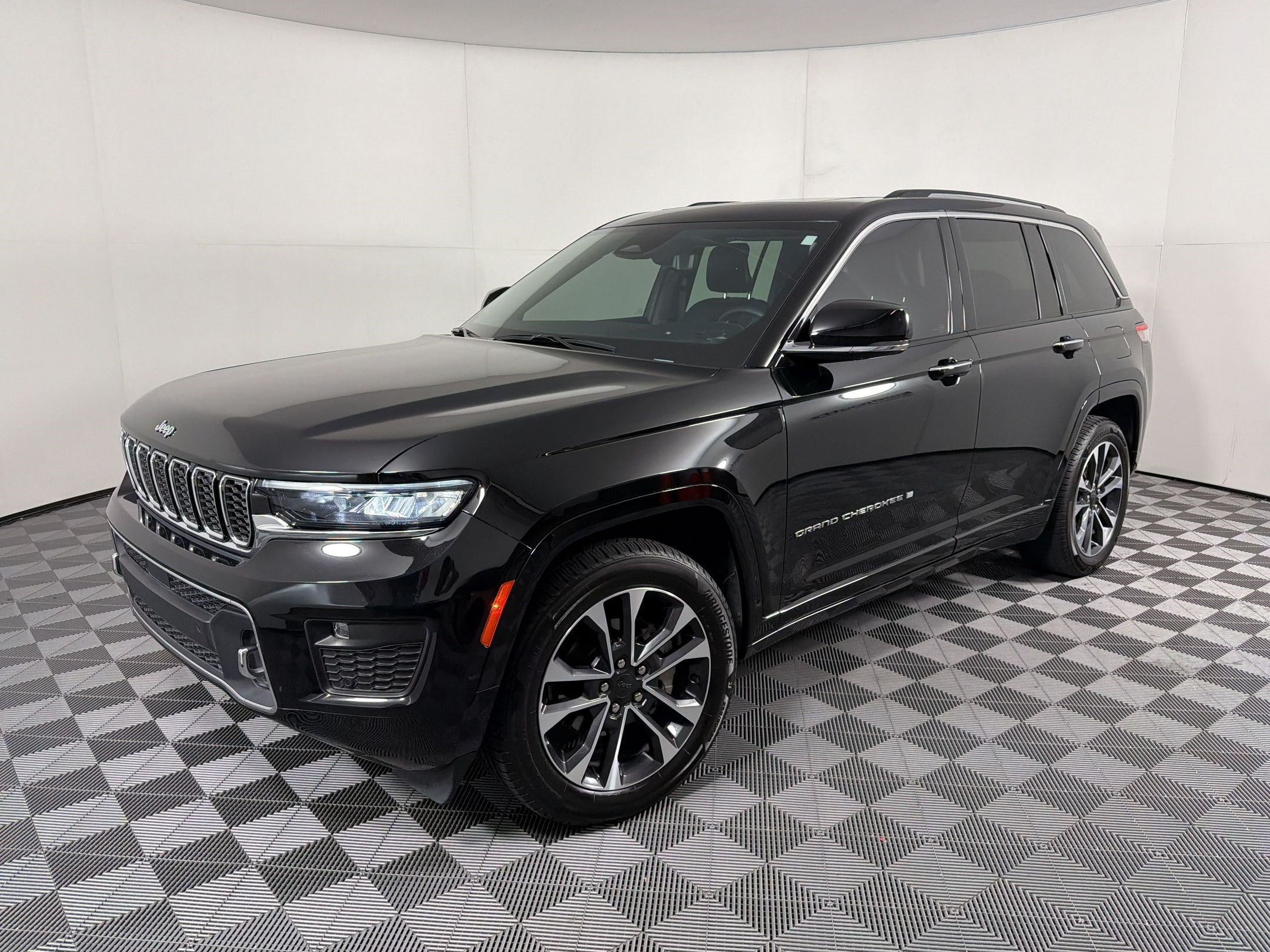 Used 2022 Jeep Grand Cherokee Overland w/ Luxury Tech Group IV AWD/4WD image 1