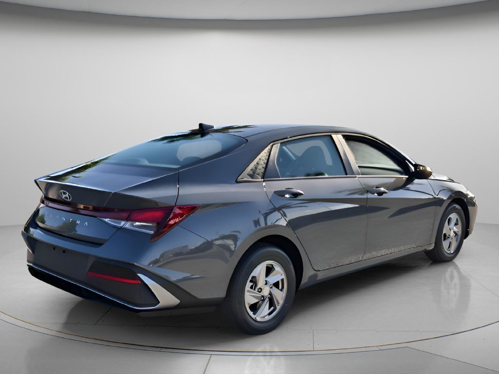 Used 2026 Hyundai Elantra SE FWD image 4