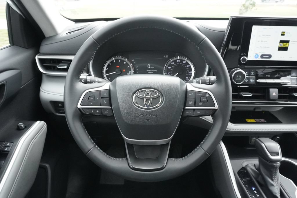 Used 2026 Toyota Highlander Limited AWD/4WD image 10