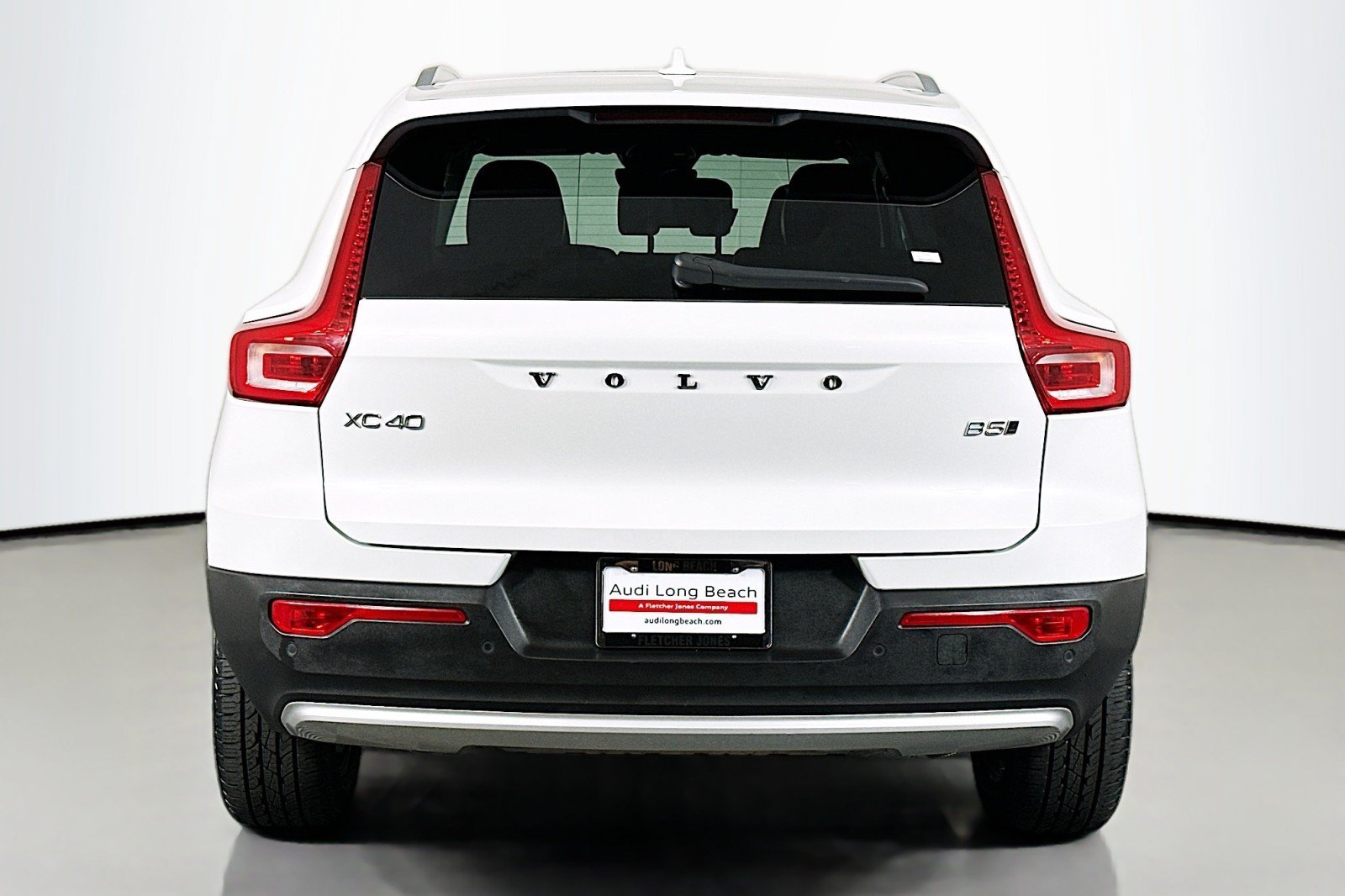 Used 2023 Volvo XC40 B5 Plus AWD/4WD image 3