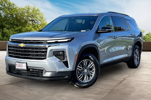 Used 2025 Chevrolet Traverse LT FWD image 3