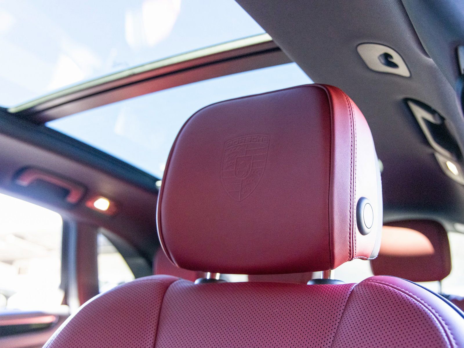 Certified 2025 Porsche Macan S image 31