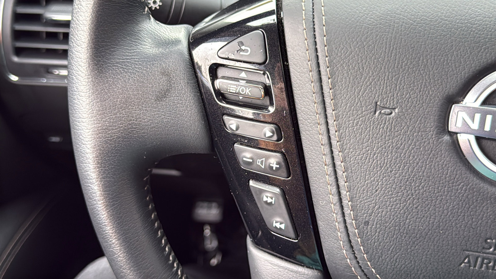 Used 2022 Nissan Armada Platinum image 16