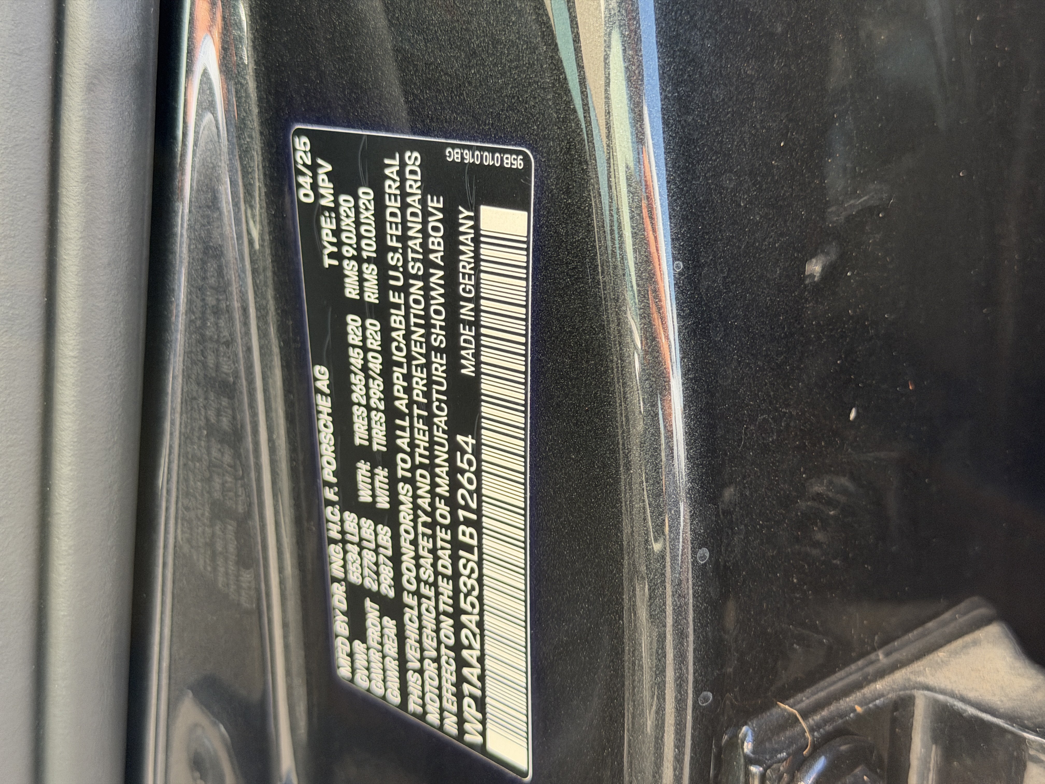 Certified 2025 Porsche Macan AWD/4WD image 34