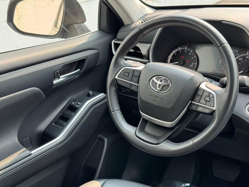 Certified 2024 Toyota Highlander XLE image 12