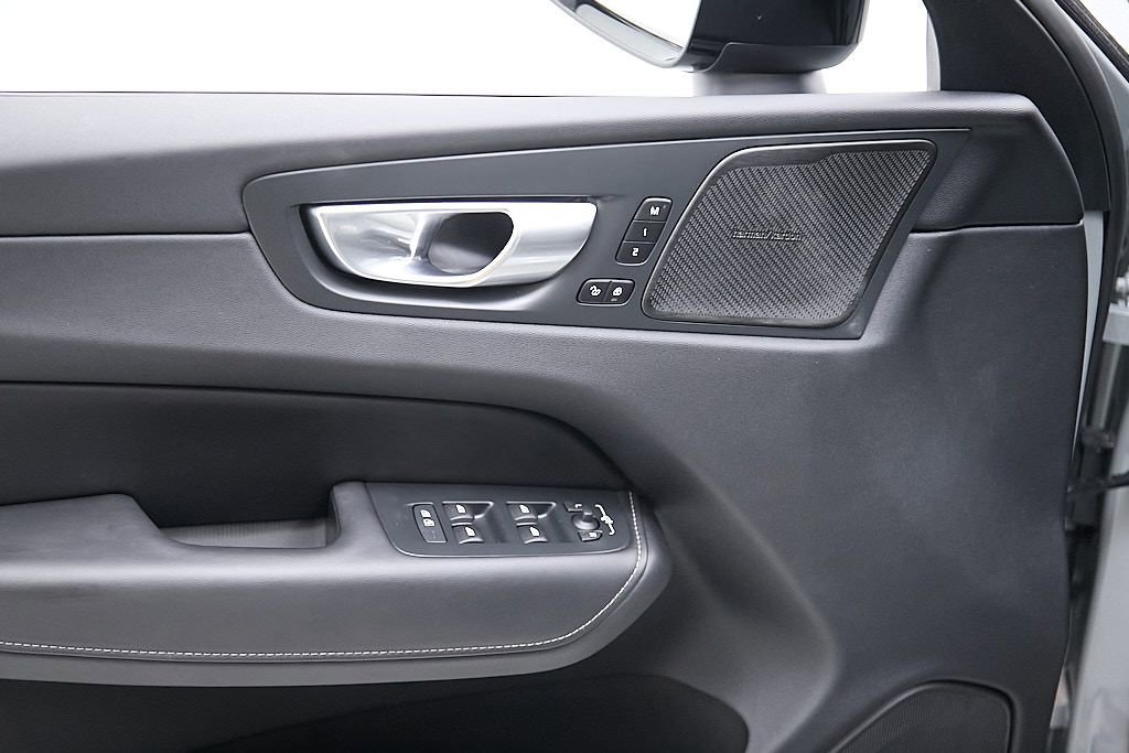 Certified 2024 Volvo XC60 T8 Ultimate w/ Protection Package Premier image 11